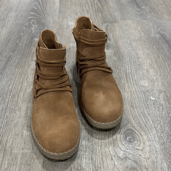 Women’s UGG Tan Suede Moccasin Ankle Boots Size 8.5 - Picture 1 of 6